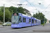 Be 6/10 Tango 151, mit der Werbung für die Bank Valiant, fährt zur Haltestelle am Bahnhof SBB. Die Aufnahme stammt vom 14.06.2018.
