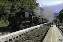 Erzherzog Franz Ferdinand und seine Gemahlin beim Eröffnen der Wocheinerbahn - so oder ähnlich könnte es am 19. Juli 1906 ausgesehen haben :O)
Hier fährt die slowenische Dampflok SZ 33-037 mit einem der beliebten Dampfsonderzüge, auf der berühmten Wocheinerbahn, von Jesenice nach Nova Gorica. 
Bf. Bled  16.06.2018