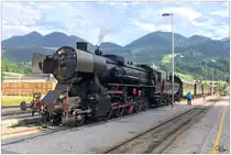 Auf der Wocheinerbahn fährt die slowenische Dampflok SZ 33-037 von Nova Gorica nach Jesenice, hier beim Halt im Bahnhof Bohinjska Bistrica.
16.06.2018