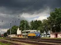Wolkenstimmung in Komárom. 753 609 von CER Cargo wartet auf einem Güterzug.
Komárom, 24.06.2018.