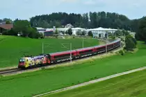 Die 1116 153-ÖAMTC der ÖBB am Zugende eines Railjets in Richtung Salzburg am 24.06.2018 bei Traunstein Haslach.