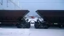 Die SA3-Mittelpufferkupplung russischer Bauart verbindet die Selbstentladewaggons der Erzüge der LKAB.
Bei 20 t Eigengewicht bieten sie eine Nutzlast von 100 t an, sodass in den 68 Waggons, aus denen ein dann 700 m langer Regelzug besteht, insgesamt 6800 t Eisenerzpellets transportiert werden können.
Hier am 27. Dez. 2017 gegen 13 Uhr im Bf Gällivare. 