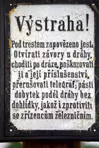 Was mag das heißen ?????  Vystraha heißt Warnung, aber weiter ?
Gußeisernes Schild im Eisenbahnmuseum Zubrnice.23.06.2018 14:07 Uhr.