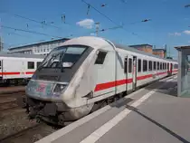 Hier wartet ein langer Intercity (IC 1) mit dem Steuerwagen in Fahrtrichtung auf die Abfahrt in Richtung Hamburg-Altona am Bremer Hauptbahnhof im Mai 2018.
Foto von SignalGrün bzw. SignalGrün [Trainsptt] Fotos.