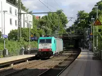 Die Cobra 2830 kommt als Lokzug aus Köln-Gremberg(D) nach Aachen-West(D)  und kommt aus Richtung  Köln-Süd,Köln-Ehrenfeld,Kerpen,Horrem,Buir,Merzenich,Düren,Langerwehe,Eschweiler-Hbf,Stolberg-Hbf(Rheinland)Aachen-Eilendorf,Aachen-Rothe-Erde,Aachen-Hbf und fährt durch Aachen-Schanz in Richtung Aachen-West. 
Aufgenommen vom Bahnsteig von Aachen-Schanz. 
Bei Sonne und Wolken am Nachmittag vom 22.6.2018.