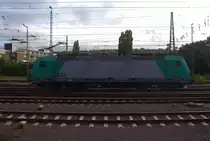 Die Cobra 2833 rangiert in Aachen-West.
Aufgenommen vom Bahnsteig in Aachen-West. 
Bei Sonne und Wolken am Morgen vom 22.6.2018.
