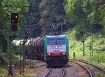 Die Cobra 2830  kommt aus Richtung Köln,Aachen-Hbf und fährt durch Aachen-Schanz mit einem Güterzug aus Köln-Gremberg(D) nach Antwerpen-Noord(B) und fährt in Richtung Aachen-West. Aufgenommen vom Bahnsteig von Aachen-Schanz. 
Bei Sonnenschein und Wolken am Mittag vom 23.6.2018.