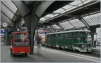 Ein wunderschönes Bijoux, welches auf jeden Fall ein Foto lohnt, doch auch das kleine Rote faszinierte mich und musste auch mit aufs Bild. 
Die Ae 6/6 11407 Aargau hat die Kurswagen von Schaffhausen nach Luzern bis nach Zürich gebracht und wartet nun auf die Fahrt ins Depot um am Abend die Rückleistung zu übernehmen. 
(Hinweis: Das Autokennzeichen wurde verändert)
Zürich, den 24. Juni 2018