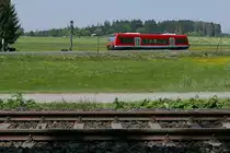 Blick �ber ein Gleis der Bayerischen Allg�ubahn auf die W�rttembergische Allg�ubahn, auf der RB 22831 von Aulendorf nach Lindau f�hrt und sich kurz vor dem Bahnhof von Hergatz befindet (06.05.2018).