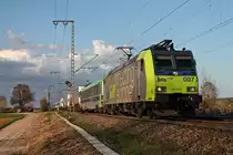 Mit einer RoLa (Freiburg (Brsg) Rbf - Novara Boschetto) war am 28.03.2017 die Re 485 007-9, die den Zug bis nach Domodossola bespannte, nördliuch von Müllheim (Baden) in Richtung Basel unterwegs.