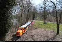 Am Osterwochenende wurden auf der Parkeisenbahn  Peißnitzexpress  Halle (Saale) Osterfahrten angeboten. Saisonstart war jedoch erst am 1. Mai.
399 611-3 erreicht auf ihrer Rundfahrt ihren Endbahnhof Peißnitzbrücke. Aufgenommen von selbiger Brücke. [1.4.2018 | 14:43 Uhr]