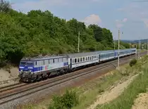 Die polnische Schnellzuglok EP09-17 war am Nachmittag des 26. Mai 2018 mit dem EX 114    Cracovia  von Kraków Glówny nach Praha hl. n. unterwegs und wurde von mir nahe des ostböhmischen Dorfes Sruby fotografiert.  