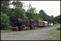 528171 mit gemischtem Zug im Park der Gaststätte Zur Lohmühle am 15.6.2018 in Tambach - Dietharz.
Angeblich, wie ich dazu mehrfach lesen konnte, droht der Lok die Verschrottung!