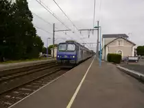 Der SNCF Elektrotriebzug Z7360 ist unterwegs als TER61411 von Orléans (13:02) nach Châteauroux (14:50). 
Beim Halt in Salbris (13:41-13:42) ist ein Umstieg auf die Meterspurstrecke der Chemin de fer du Blanc-Argent möglich, die zwischen Salbris über den Betriebsmittelpunkt Romorantin und Gièvres (auch hier Übergang zum Normalspurnetz) nach Valençay fährt.

2014-09-17 Salbris