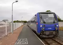Die Meterspur-Dieseltriebzüge SNCF-X74502+X74505 fahren in Doppeltraktion als  TER61229 von Salbris(13:48) nach Romorantin(14:26).

Der zentrale Abschnitt der Meterspurstrecke der Chemin de fer du Blanc-Argent im Zentrum Frankreichs wird weiterhin betrieben. Die Betriebsführung hat die SNCF-Tochter Keolis. Zwischen Salbris (mit Übergang zum Normalspurnetz) über den Betriebsmittelpunkt Romorantin und Gièvres (auch hier Übergang zum Normalspurnetz) nach Valençay findet regelmäßiger Reisezugverkehr statt. 
Hinten links befindet sich der Bahnhof und davor die Normalspurstrecke.

2014-09-17 Salbris