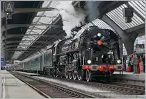 Doch nachdem der Rauch sich verzogen hatte und der EC 15 endlich abgefahren war, bot sich ein herrlicher Blick auf die 1946 in Kanada gebaute SNCF 141 R 1244 heute im Besitz vom Verein Mikado 1244, welche mit ihren fünf Wagen auf die Abfahrt nach Luzern wartet.
Zürich, den 24. Juni 2018