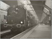 Als die schöne SNCF 141 R 1244 vom Verein Mikado 1244 ihre beiden Wagen in die Halle des Hauptbahnhofs von Zürich schob, sorgte das fahle Gegenlicht und der durch die Hallenkonstruktion nur schwerlich sich verziehende Rauch für eine mystische Stimmung.
24. Juni 2018