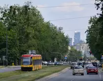 Warszawa (Warschau), Księdza Jerzego Popiełuszki. Pesa Swing 120Na #3235 auf dem Weg nach Tarchomin Kościelny. Die Aufnahme stammt vom 17.06.2018.

