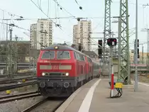 218 456 mit einem R40 Motor und einer weiteren 218 bei der Einfahrt in Stuttgart Hbf mit einem IC nach Münster(Westf), April 2018.