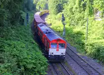 Die Class 66 PB13  Ilse  von Crossrail kommt mit einem MSC-Containerzug aus Antwerpen-Krommenhoek(B) nach Germersheim(D) und kommt aus Richtung Aachen-West,Aachen-Schanz und fährt in Richtung Aachen-Hbf,Aachen-Rothe-Erde,Stolberg-Hbf(Rheinland)Eschweiler-Hbf,Langerwehe,Düren,Merzenich,Buir,Horrem,Kerpen-Köln-Ehrenfeld,Köln-West,Köln-Süd. Aufgenommen von einer Brücke von der Weberstraße in Aachen. Bei Sommerwetter am Nachmittag vom 26.6.2018.