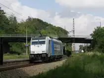 186 436 mit Beschriftung KEEPS ON ROLLING durchfährt Dresden-Kemnitz in Richtung Cossebaude; 26.06.2018
