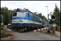 CD 242272 fährt hier am 16.6.2018 mit dem Os von Pilsen nach Horazdovice in Srby nad Uslavou ab. Nächster Halt ist Nepomuk!