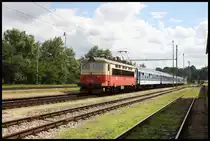 CD 242226, noch im Altlack,fährt mit einem Os nach Budweis am 19.6.2018 in Jindrichuv Hradec ein.