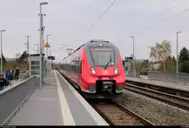 Fahrzeugwechsel auf der S7: Drei Hamster aus dem Rheinland...
Seit April 2018 verkehren zusätzlich drei gebraucht übernommene dreiteilige BR 442. Zuvor liefen diese als Rhein-Sieg-Express (RSX | RE9) zwischen Aachen Hbf und Siegen Hbf.
442 103 (Bombardier Talent 2) der S-Bahn Mitteldeutschland (DB Regio Südost) als S 37719 (S7) von Halle-Nietleben nach Halle(Saale)Hbf Gl. 13a steht im Hp Halle Rosengarten auf der Bahnstrecke Halle–Hann. Münden (KBS 590). [14.4.2018 | 9:06 Uhr]