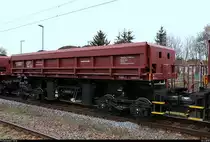 Blick auf einen Schüttgutwagen der Gattung  Uas  (83 54 9200 601-9 CZ-FINF), der in einem Schotterzug mit 218 261-6 der DB Bahnbau Gruppe GmbH eingereiht ist und den Hp Halle Rosengarten auf der Bahnstrecke Halle–Hann. Münden (KBS 590) Richtung Angersdorf durchfährt. [14.4.2018 | 9:07 Uhr]
