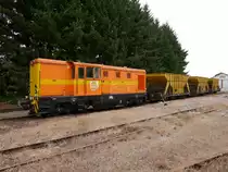 Bauzuglok COLAS-RAIL F 6000 105 mit Schotterwagen CFG-31+CFG-29+CFG-23.
Die aus Rumänien stammende Meterspurlok wird für Bauzüge auf der Meterspurstrecke der Chemin de fer du Blanc-Argent im Zentrum Frankreichs eingesetzt.
2014-09-17 Romorantin 