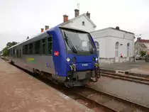 Der Meterspur-Dieseltriebzug SNCF-X74502 steht abfahrbereit als TER61255 von Romorantin nach Valençay im Bahnhof Romorantin. Der Bahnhof Romorantin ist der Betriebsmittelpunkt der Meterspurstrecke der Chemin de fer du Blanc-Argent im Zentrum Frankreichs. Hier beginnen und enden die meisten Züge in beide Richtungen. 2014-09-17 Romorantin