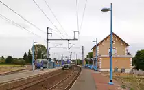 Begegnung von Meterspur und Normalspur im Bahnhof Gièvres.

Links steht Meterspur-Dieseltriebzug SNCF-X74502 auf dem Weg nach Valençay während rechts der Normalspur-Elektrotriebzug SNCF-Z27843+27844 den Bahnhof durcheilt. 
2014-09-17 Gièvres