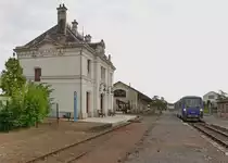 Der Meterspur-Dieseltriebzug SNCF-X74502 steht im malerischen Bahnhof von Valençay bereit um als TER61254 von Valencay nach Romorantin zu fahren. 
Der Bahnhof Valençay ist seit einigen Jahren der Endpunkt der regelmäßigen Züge auf der Meterspurstrecke der Chemin de fer du Blanc-Argent im Zentrum Frankreichs.
Die weiterführende Strecke ist gesperrt und nicht befahrbar.


2014-09-17 784 Valençay