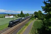 185 574 mit einem Autozug am 07.06.2017 bei Stephansposching. 