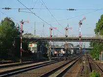 Historische Formsignale in Lingen (Ems). Links unter der Brücke erkennt man das dazugehörige, mechanische Stellwerk. Aufgenommen am 28.06.18 vom Bahnsteig 1 aus.