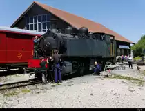 La Traction - Tag der offen Tür bei der La Traction in Pre Petitjean - Dampflok C.P E 206 bei der Reinigung durch Alt und Jung am 23.06.2018