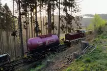 Während die durch die Bäume blinzelnde Sonne am Morgen des 21.04.2018 den Morgennebel aus dem Drängetal vertreibt, wartet 199 861 mit ihrem Sonder-GmP nach erfolgter Scheinanfahrt, daß die Fotografen zu Fuß zum nächsten Standort wechseln. wo dann die nächste Scheinanfahrt festgehalten wird. Während dieser  Kurzwanderung  entstand diese Aufnahme.