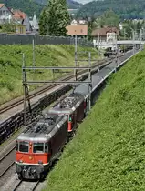 SBB Personenverkehr.
IR 37 Basel - Zürich HB ausnahmsweise mit zwei Re 4/4 II. Diese  seltene Aufnahme entstand bei Liestal am 28. Juni 2018.
Meine Beobachtung: Die schönen und fotogenen BOBO'S werden vor Reisezügen knapper und knapper! 
Foto: Walter Ruetsch