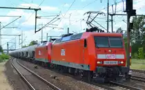 Hier nun zwei der DB 145ér inzwischen für MEG im Einsatz (an MEG verkauft), die   145 043-6  [NVR-Number: 91 80 6145 043-6 D-DB] mit  145 056-8  [NVR-Number: 91 80 6145 056-8 D-DB] und dem leeren Zementstaubzug am Haken aus Süddeutschland zurück nach Rüdersdorf am 27.06.18 Bf. Flughafen Berlin-Schönefeld.