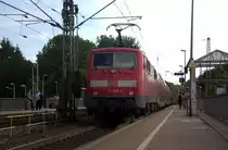 Ein Nachschuss von der 111 095-6 DB schiebt den RE4 Verstärkerzug aus Düsseldorf-HBf nach Aachen-Hbf und kommt aus Richtung Neuss-Hbf,Mönchengladbach-Hbf,Rheydt-Hbf,Wickrath,Beckrath,Herrath,Erkelenz,Baal,Hückelhoven-Baal,Brachelen,Lindern,Süggerath,Geilenkirchen,Frelenberg,Zweibrüggen,Übach-Palenberg,Rimburg,Finkenrath,Hofstadt,Herzogenrath, und hilt in Kohlscheid und fährt in Richtung Richterich,Laurensberg,Aachen-West,Aachen-Schanz,Aachen-Hbf. 
Aufgenommen von Bahnsteig 2 in Kohlscheid
Bei Sommerwetter am Abend vom  28.6.2018.