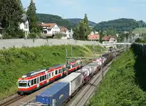 WALDENBURGERBAHN.
Impressionen vom 28. Juni 2018.
Soeben kam es bei Liestal zu einer Kreuzung zwischen der kleinen Bahn und einem langen Güterzug mit zwei  braunen Bären  der BLS.
Foto: Walter Ruetsch
