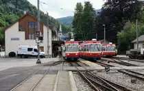 WALDENBURGERBAHN.
Impressionen vom 28. Juni 2018.
Normalerweise sind zwischen Waldenburg und Liestal Dreiwagenzüge unterwegs.
Mehrere Triebzüge warteten in Waldenburg auf ihren nächsten Einsatz.
Foto: Walter Ruetsch