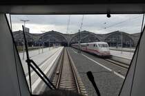 Dem Lokfüher bei geöffneter Tür über den Kopf geschaut, bei der Einfahrt im November 2015 in den Leipziger Hbf.