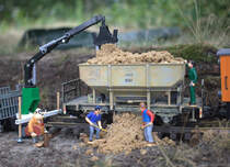 Nach dem Ablegen des Gleisjoches kann mit dem Selbstenlader Sand aufgefüllt werden.
01.07.2018  12:56 Uhr.