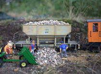 Das Gleis wird eingeschottert.01.07.2018  13:02 Uhr.