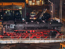 Die Dampflokomotive 44 1486-8 auf der Drehscheibe des Eisenbahnmuseums in Dresden. (April 2018)