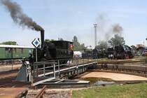 Während im Hintergrund die 555 3008 und 498 104 warten, dreht die SK-ZSR 310 433 (ex MAV 377, historisch angeschrieben als CSD 310) anlässlich des  RENDEZ 2018  auf der Drehscheibe des ZSR Eisenbahnmuseum in Bratislava východ eine Runde für die Fotographen.