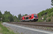 Die 612er und 641er haben auf den Relationen Hof - Lichtenfels und Hof - Bamberg ihre Einsätze getauscht. Die 612er laufen nach Bamberg, während die 641er nun meist in Doppeltraktion nach Lichtenfels unterwegs sind. 641 038 und ein Schwestertriebwagen haben vor wenigen Minuten Hof verlassen und brummen bei Oberkotzau an der (sächsischen) Saale entlang. - 19.05.2018