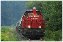 Absoluter Zufall war diese Aufnahme. Ich befand mich bereits am Heimweg als plötzlich zu einer Zeit, wo normalerweise kein Zug fährt, das Rotlicht der Eisenbahnkreuzung in Oisnitz anfing zu leuchten. Naja, was sollte es im Grunde genommen anderes sein, als der leere Perlkieszug 71302 von Leibenfeld nach Graz. Oisitz-St. Josef am 30.6.2018.