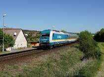 Die 223 067 mit einem ALX nach München am 06.05.2018 bei der Durchfahrt in Milavče.